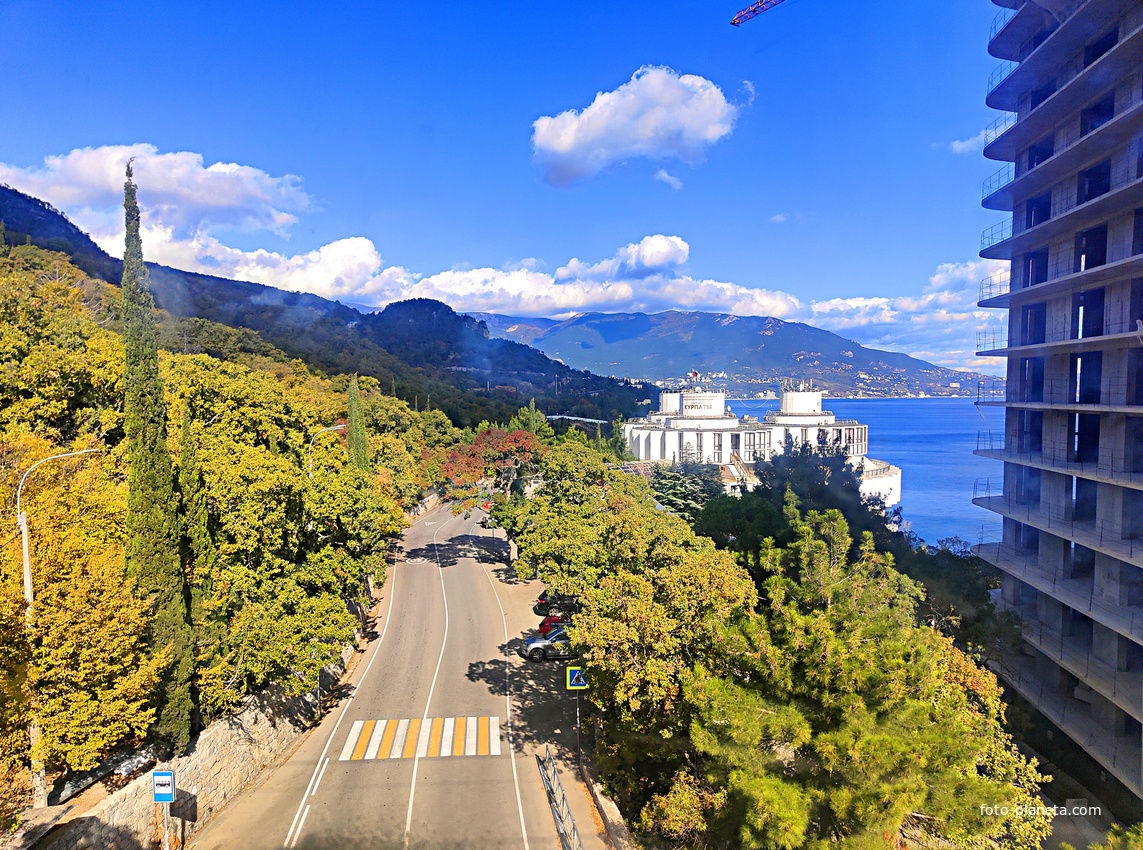 Вид с канатной дороги санат. "Горный" в п.г.т. Курпаты на южный склон Ай-Петринского массива, Алупкинское шоссе,  корпус "Дружба" («летающая тарелка») комплекса «Курпаты» Управ. делами Презид. РФ и строящ-ся 14-и этаж. апарт-комплекс «Царский Берег»"