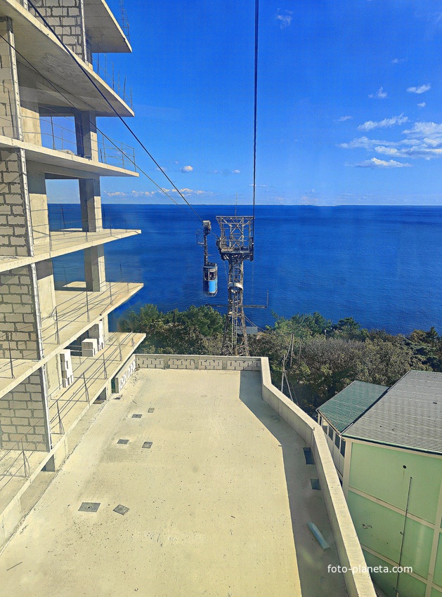 Вид с канатной дороги санатория "Горный" в п.г.т. Курпаты на Черноморскую акваторию и строящийся 14-и этажный апарт-комплекс «Царский Берег»".