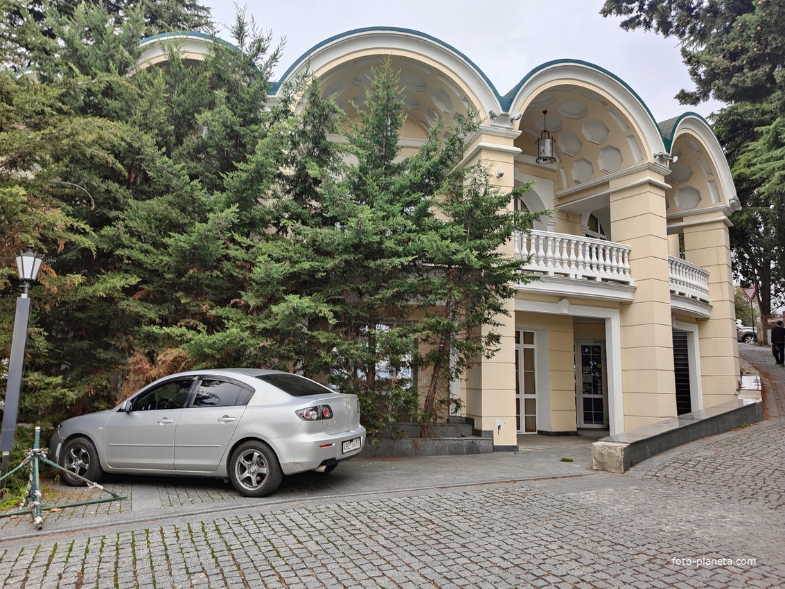 Ресторан "Колоннада" в Приморском парке имени Ю. А. Гагарина на историческом месте Чайная Горка, ул. Коммунаров, 2А.