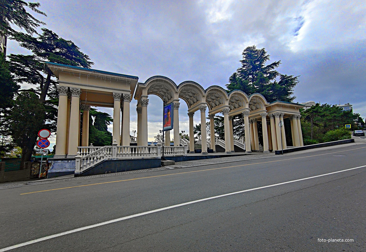 Колоннада над Приморским парком была построена в 1954 г. и с тех пор является одним из входов в парк.