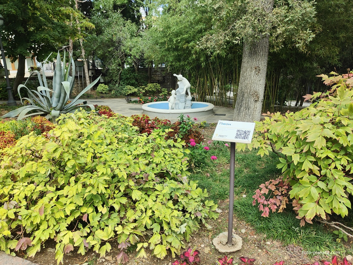 В Приморском парке имени Ю. А. Гагарина. Фонтан со скульптурой детей у воды.