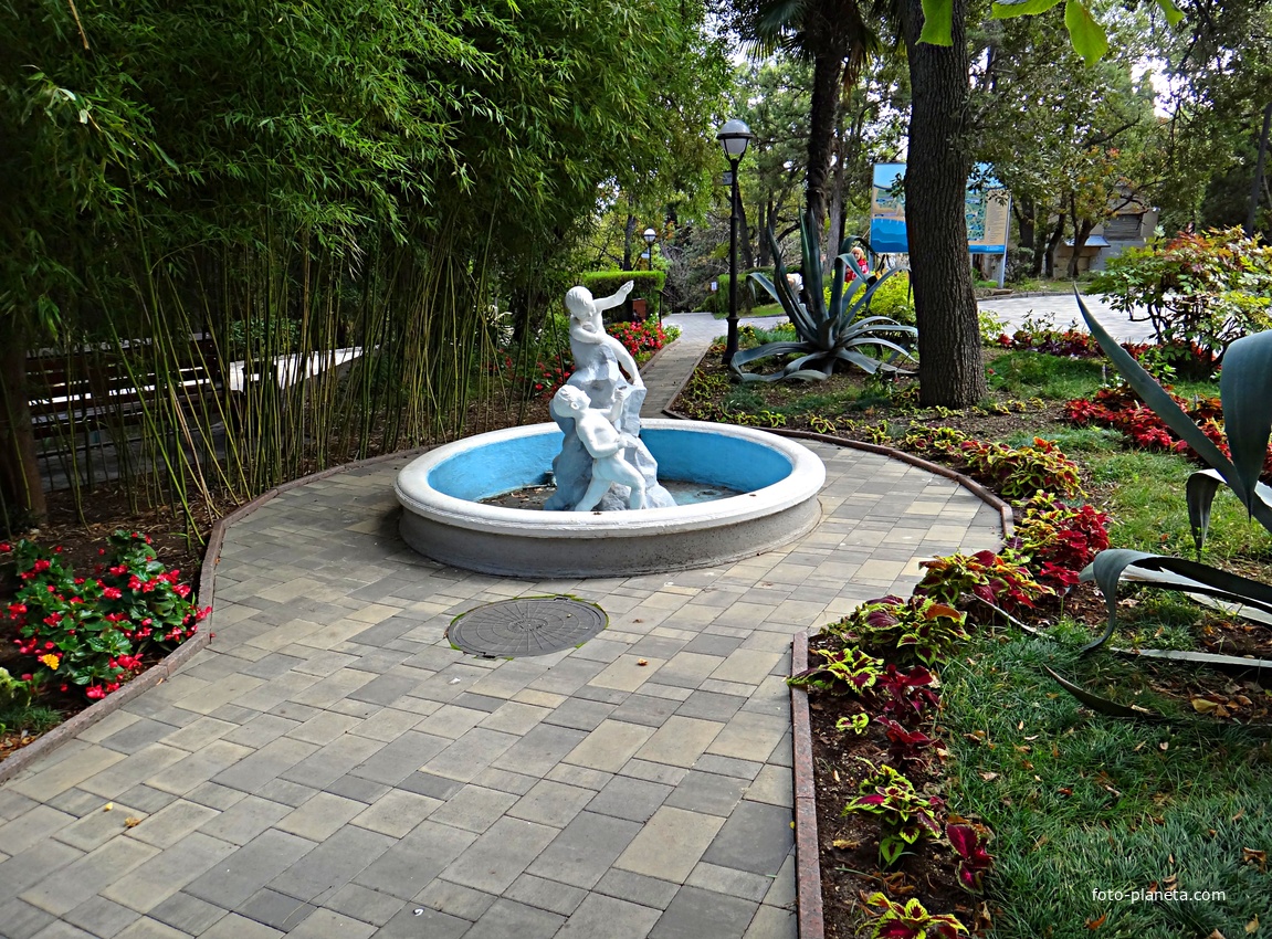 В Приморском парке имени Ю. А. Гагарина. Фонтан со скульптурой детей у воды.