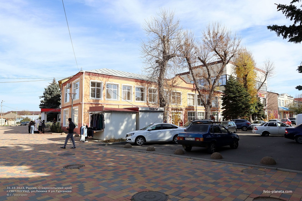 На пересечении ул.Ленина и ул.Тургенева.