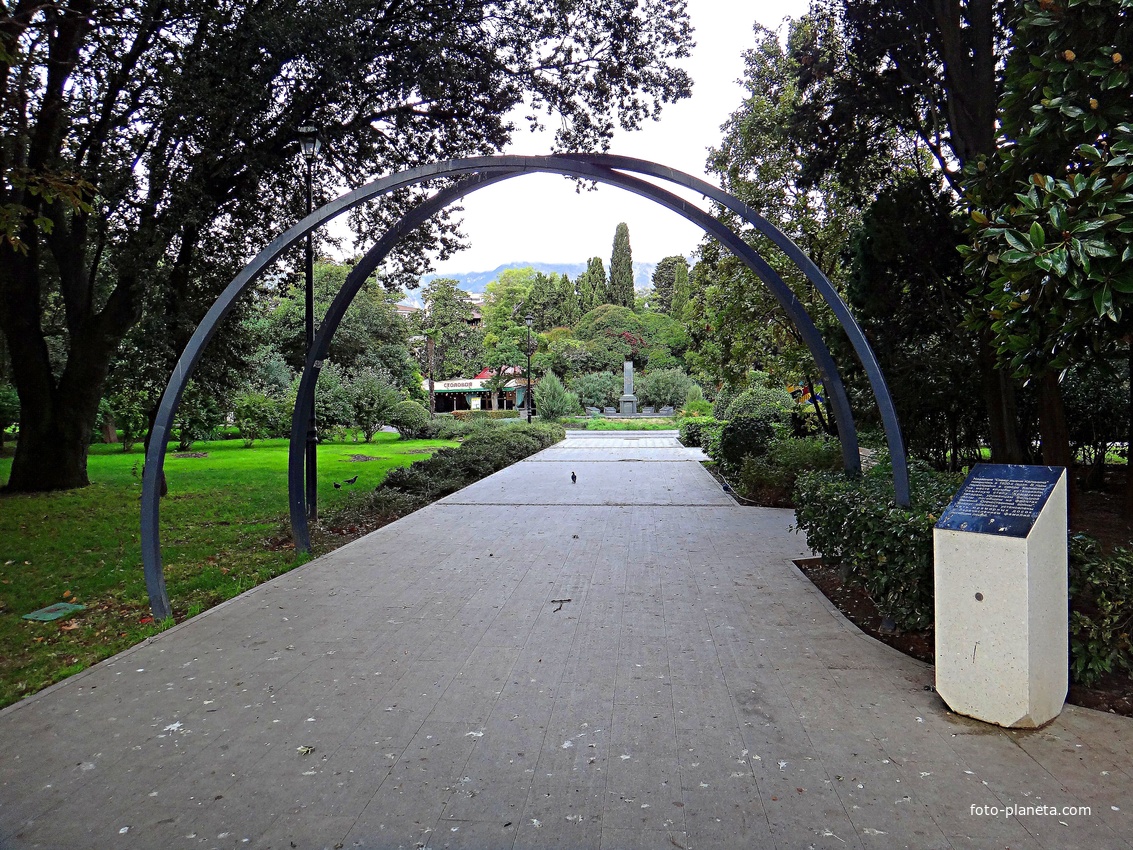 Сквер имени Калинина. Он занимает территорию Набережной от пешеходной улицы Пушкинская до пересечения с улицей Екатерининской (бывшая Литкенса).