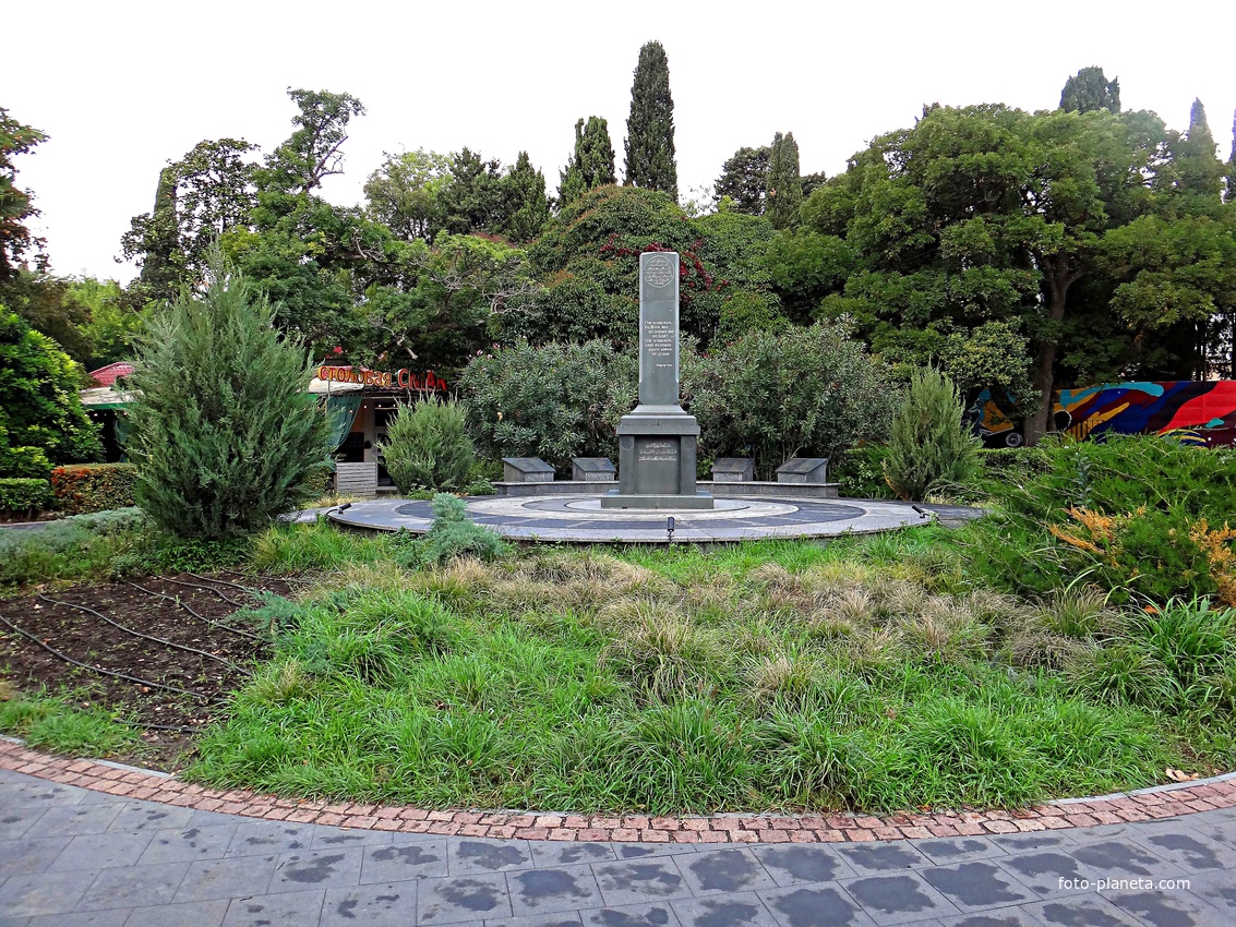 «Памятная стела в честь жертв депортации крымских татар в мае 1944 г.» в сквере имени Калинина.