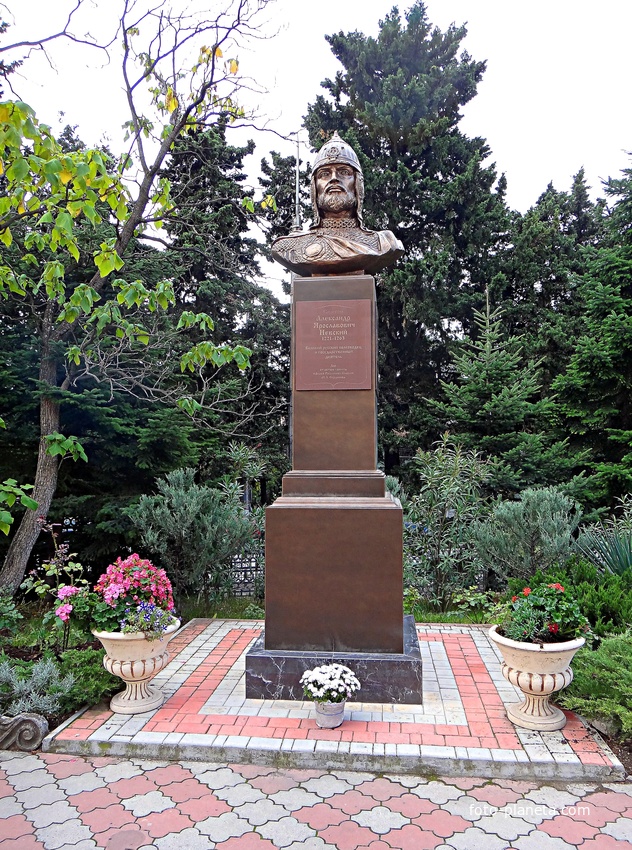 Памятник-бюст Александру Невскому у Александро-Невского собора. Автор памятника — скульптор Александр Аполлонов.