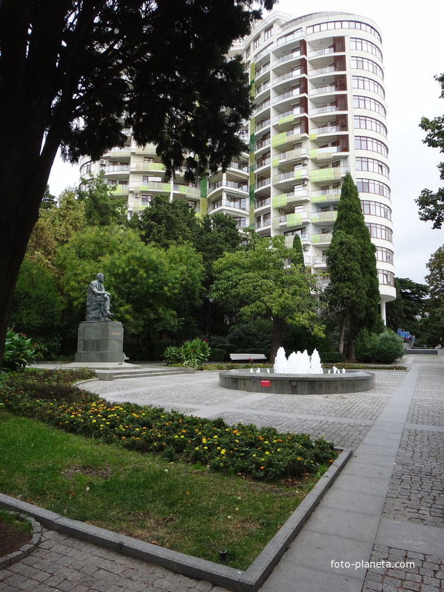 Памятник А. П. Чехову в Приморском парке имени Ю. А. Гагарина.