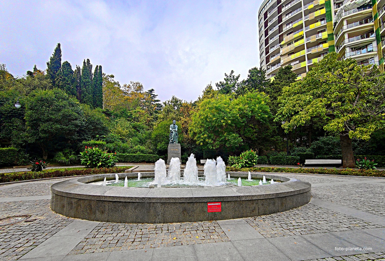 Памятник А. П. Чехову в Приморском парке имени Ю. А. Гагарина.