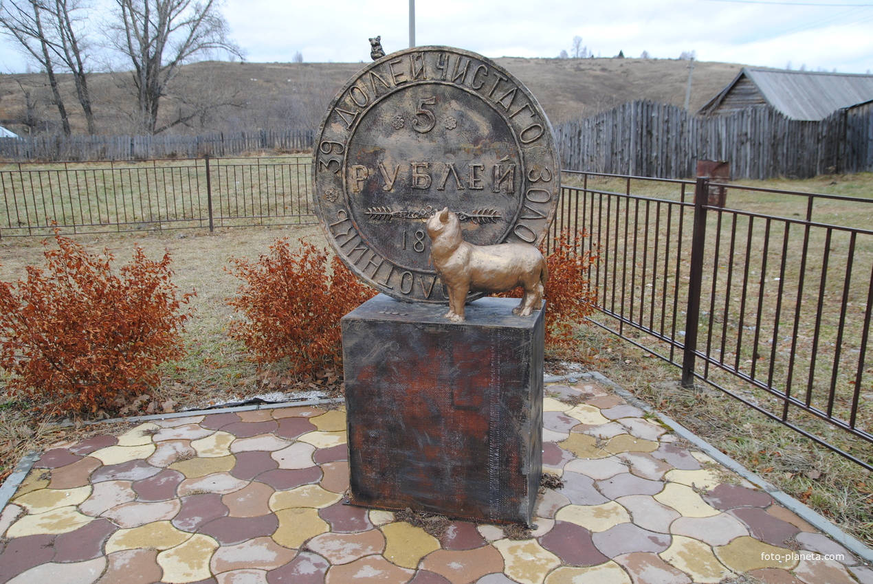 Памятник коту и мыши