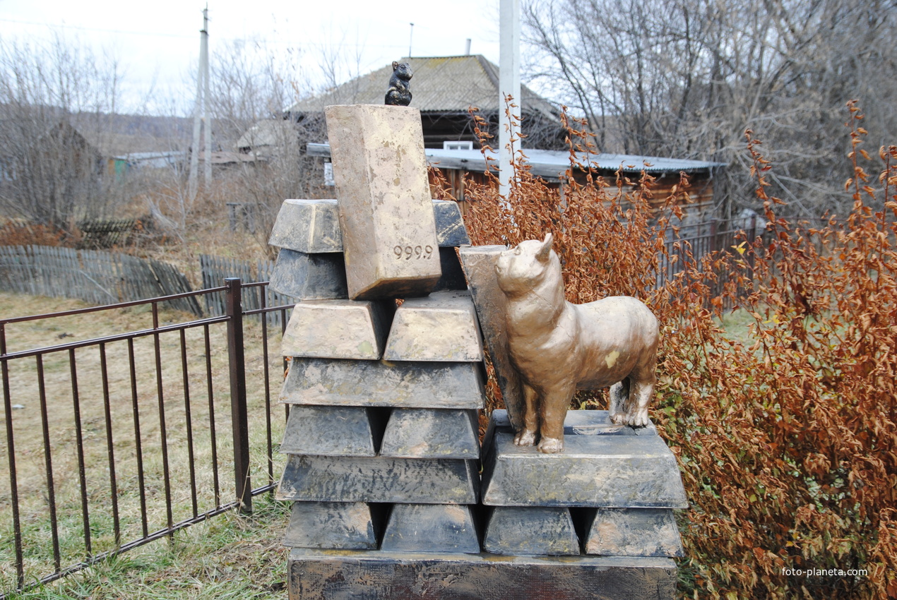 Памятник коту и мыши