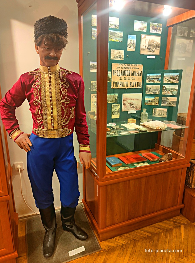 Историко-литературный музей. Ялта. Постоянная экспозиция "Страницы истории". Восковая фигура Ялтинского проводника "Горного клуба". Нач. XXв.