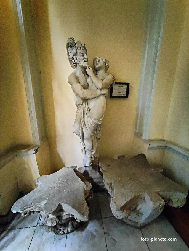 Скульптура "Сатир и Нимфа", изготовленная для имения "Кореиз" князя Юсупова. Установлена при входе в Ялтинский историко-литературный музей.