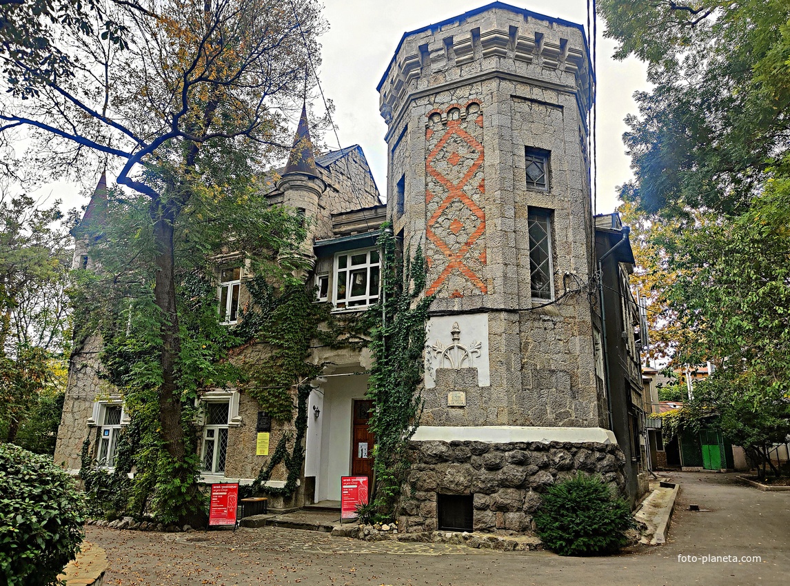 Музей «Чехов и Крым» на даче «Омюр».