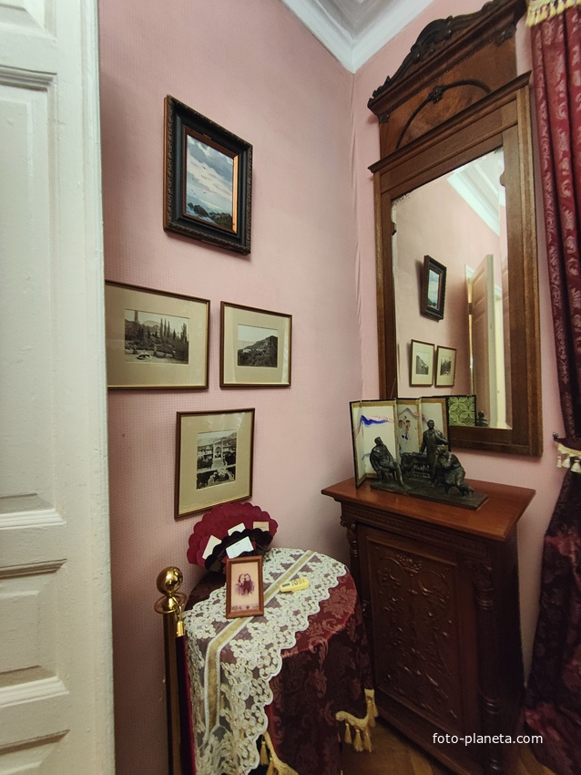 Экспозиции музея «Чехов и Крым» на даче «Омюр».