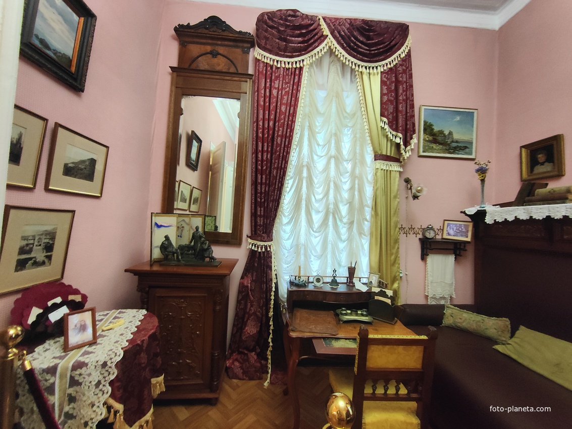 Экспозиции музея «Чехов и Крым» на даче «Омюр».