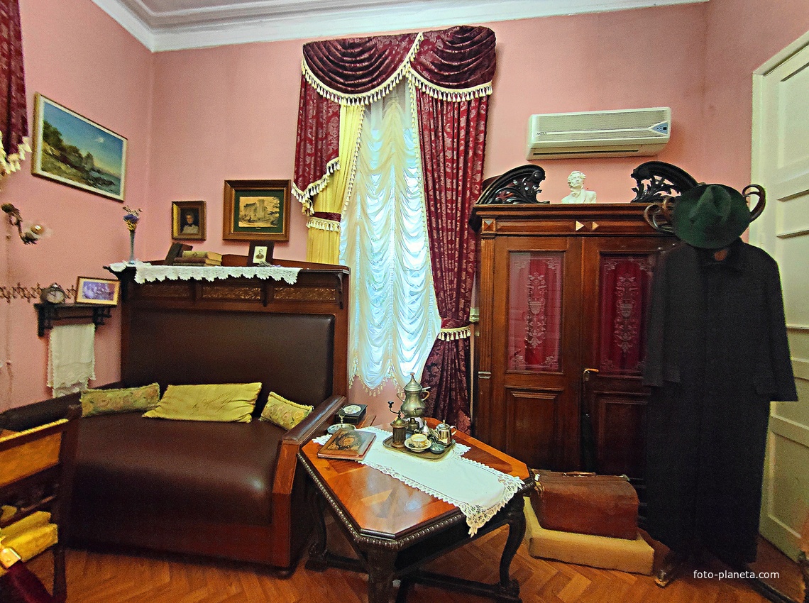 Экспозиции музея «Чехов и Крым» на даче «Омюр». На вешалке - оригинальные пальто и шляпа писателя.