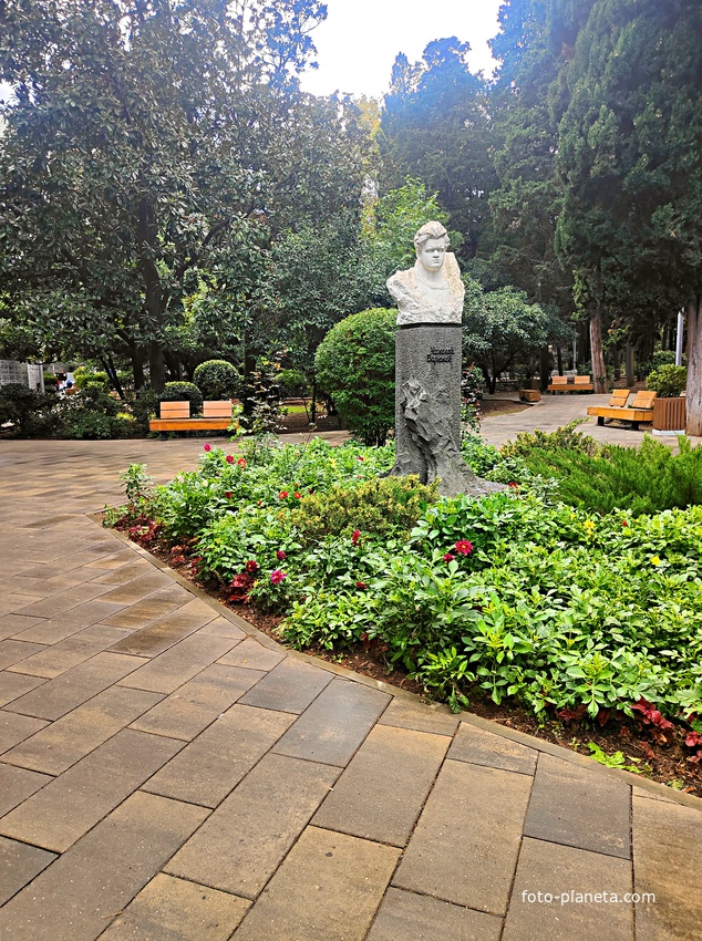 Пионерский парк. Бюст Николаю Бирюкову на улице Бирюкова. Установлен в 1989 г. Скульптор Федчук К. П.