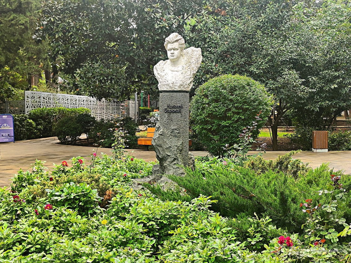 Пионерский парк. Бюст Николаю Бирюкову на улице Бирюкова. Установлен в 1989 г. Скульптор Федчук К. П.