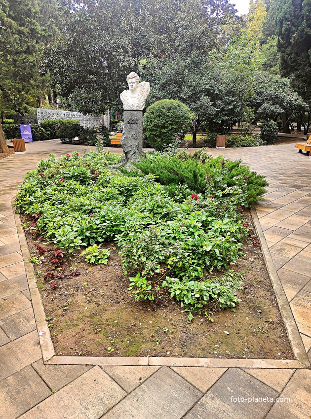 Пионерский парк. Бюст Бирюкову на улице Бирюкова. Установлен в 1989 г. Скульптор Федчук К. П.