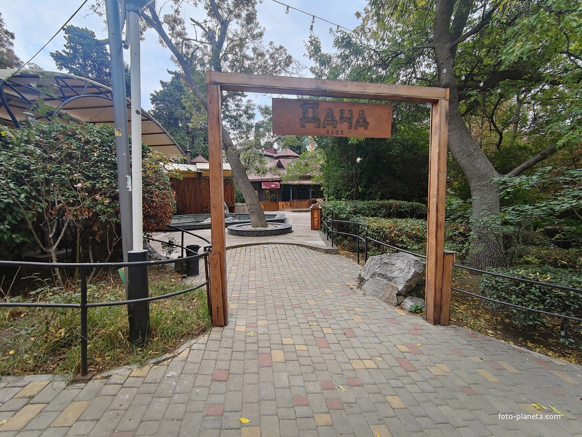 Кафе «Дача» в сквере «Комсомолец».