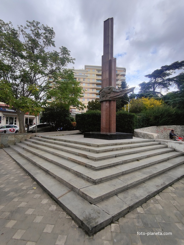 Стела в честь комсомола Ялты в сквере «Комсомолец» (народное название «сквер Руданского»).