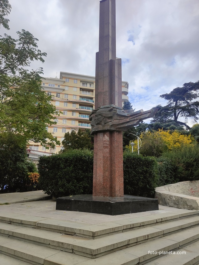 Стела в честь комсомола Ялты в сквере «Комсомолец» (народное название «сквер Руданского»).