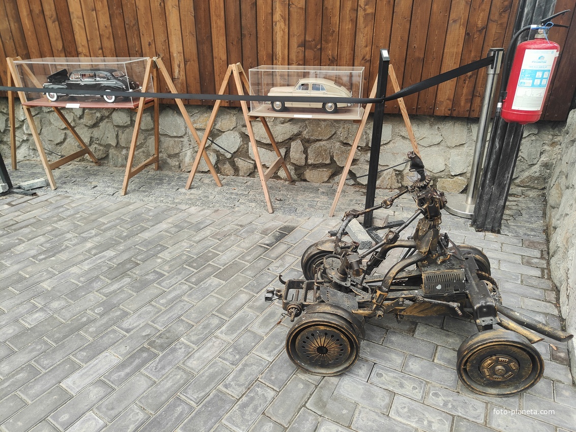 Музей автомобильного искусства возле верхней станции канатной дороги «Ялта — Горка».