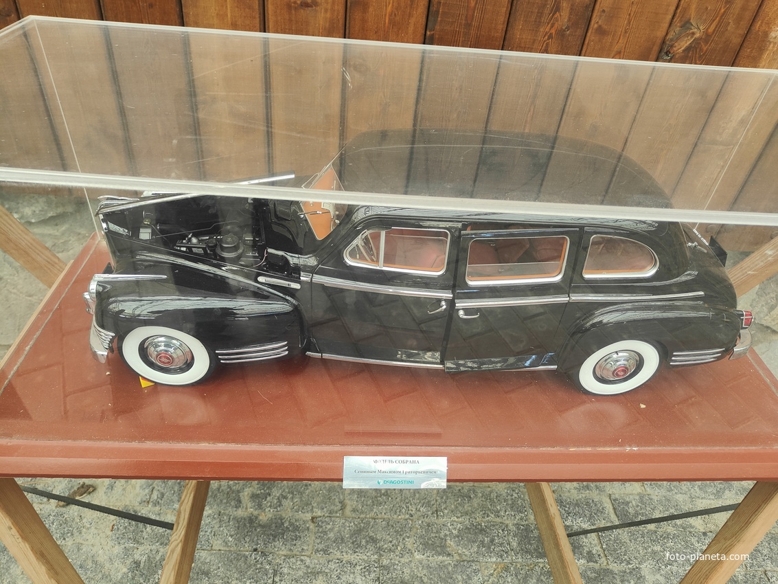 Музей автомобильного искусства возле верхней станции канатной дороги «Ялта — Горка».