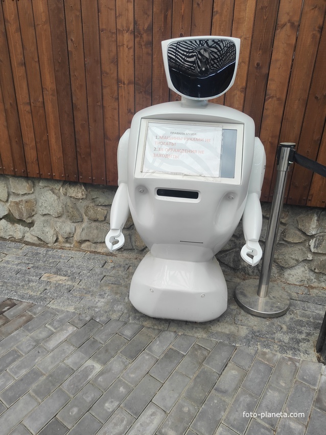 Музей автомобильного искусства возле верхней станции канатной дороги «Ялта — Горка».