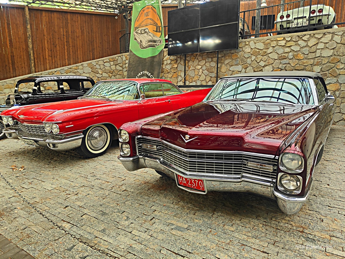 Музей автомобильного искусства. Модели Cadillac Deville Coupe и Cadillac DeVille convertible (справа).