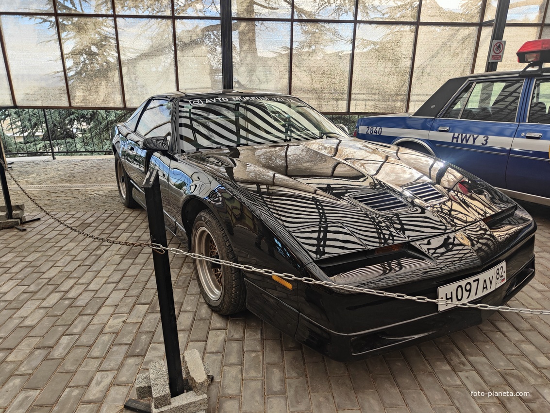 Музей автомобильного искусства. Модель Pontiac Firebird 3-го поколения, 1982–1992гг. Является трибьютом (точной копией) культовой машины KITT (Knight Industries Two Thousand) из популярного амер. сериала 1980-х гг. «Рыцарь дорог» (Knight Rider).