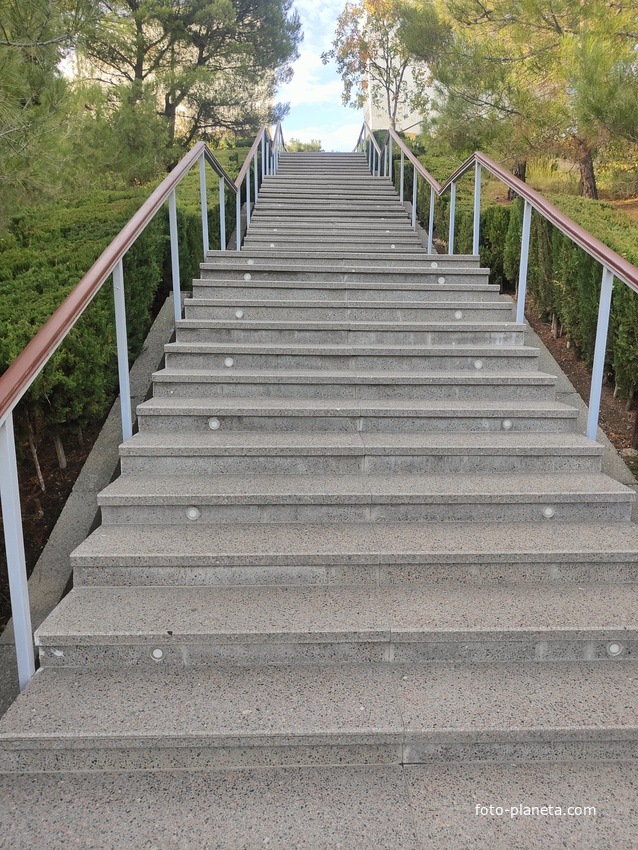 Лестница мемориального комплекса «Холм Славы» к вечному огню.