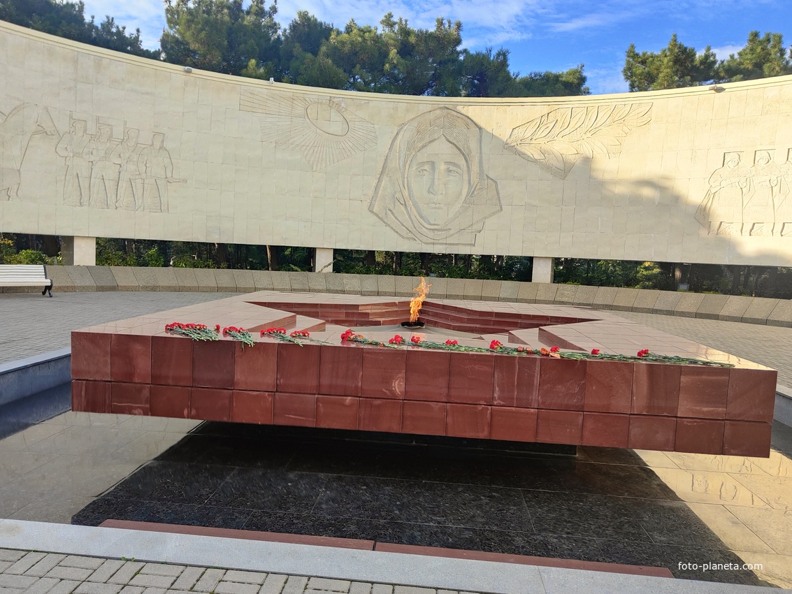 Мемориальный комплекс «Холм Славы» (вечный огонь и кольцо из ж/б, облиц. белым камнем, символ. скорбь и память,1967 г. ) в память о воинах и жителях Ялты, павших в годы Гражд. и Вел. Отеч. войн. Арх. А. В. Степанов, В. А. Петербуржцев, А. А. Попов