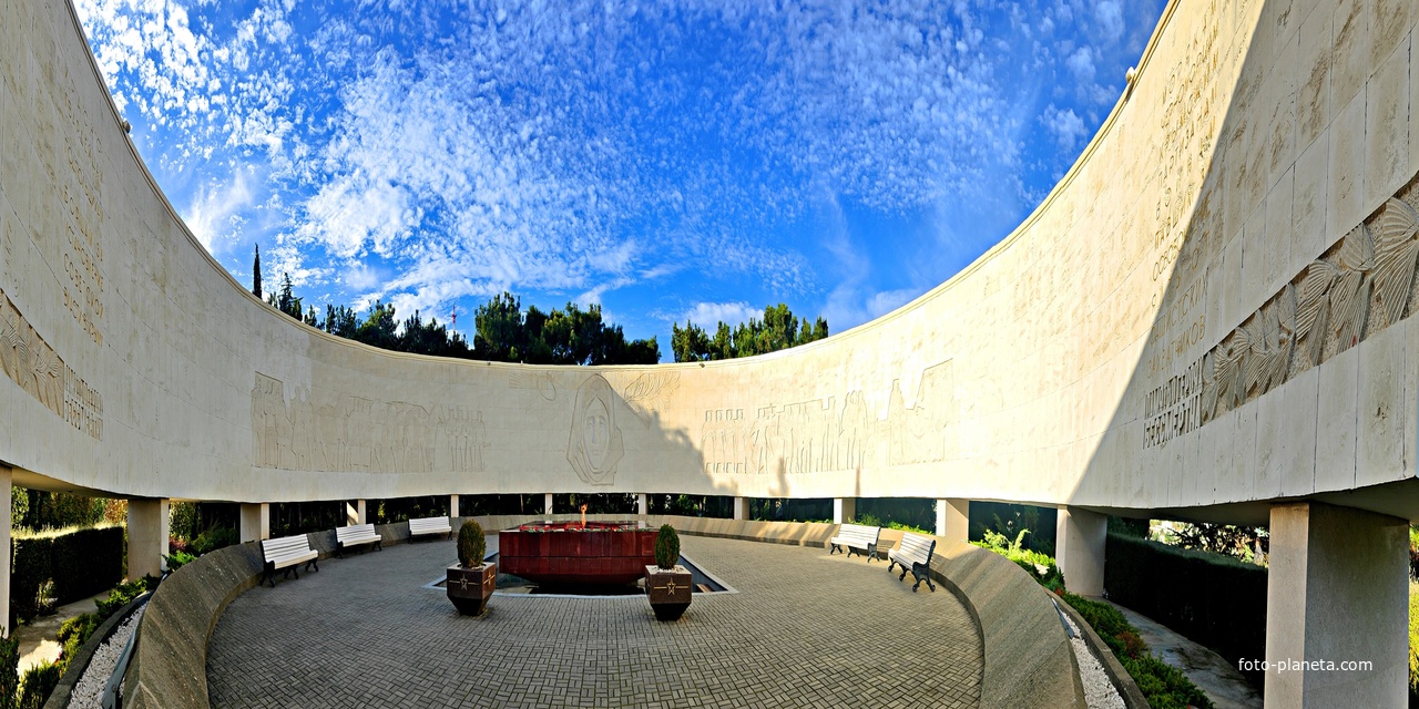 Мемориальный комплекс «Холм Славы» (вечный огонь и кольцо из ж/б, облиц. белым камнем, символ. скорбь и память,1967 г. ) в память о воинах и жителях Ялты, павших в годы Гражд. и Вел. Отеч. войн. Арх. А. В. Степанов, В. А. Петербуржцев, А. А. Попов