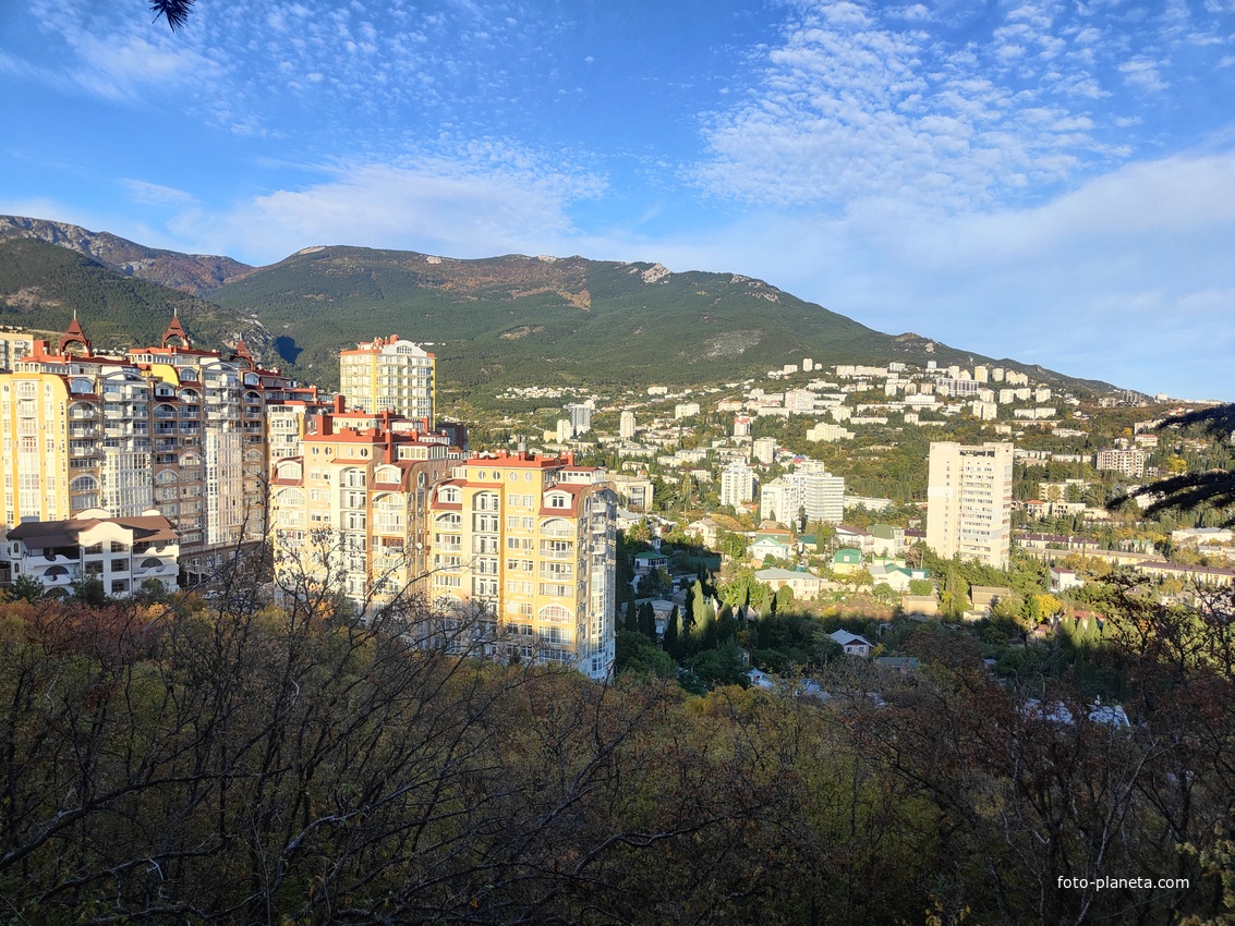 Вид на жилую постройку на холме Дарсан с ул. Войкова.