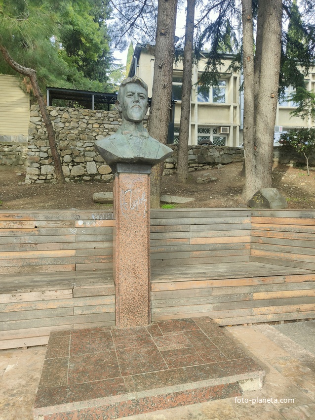 Сквер имени М. П. Чеховой. Бюст А.П. Чехова, установлен в 1966 г.  Автор: скульптор Н.А. Лавинский.