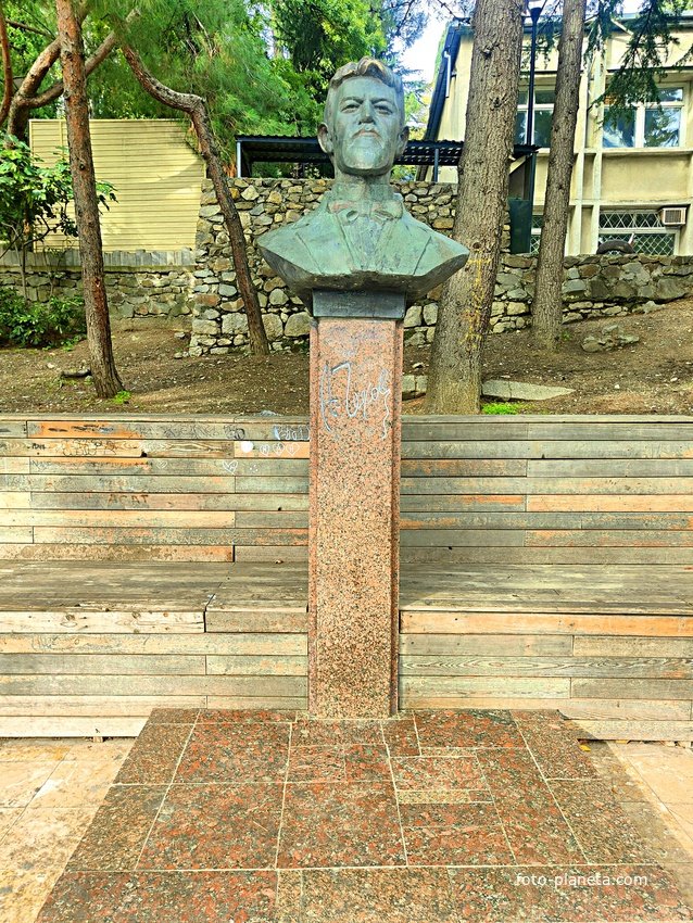 Сквер имени М. П. Чеховой. Бюст А.П. Чехова, установлен в 1966 г.  Автор: скульптор Н.А. Лавинский.