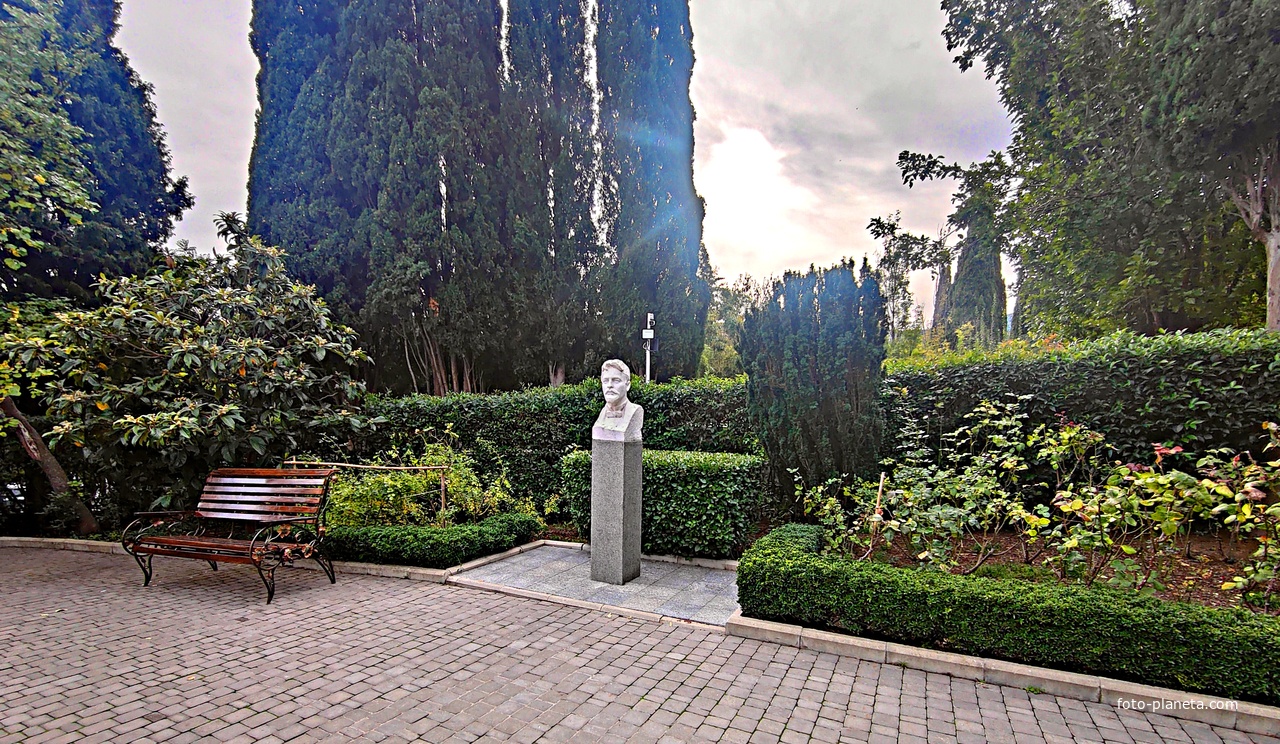 Дом-музей Антона Павловича Чехова «Белая дача».  Мраморный бюст Чехова работы скульптора Никиты Антоновича Лавинского.