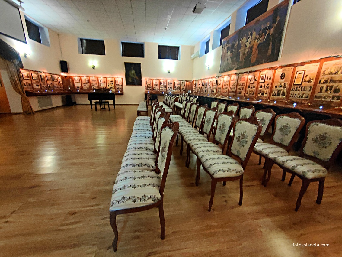 Дом-музей Антона Павловича Чехова «Белая дача». Зал литературной экспозиции.