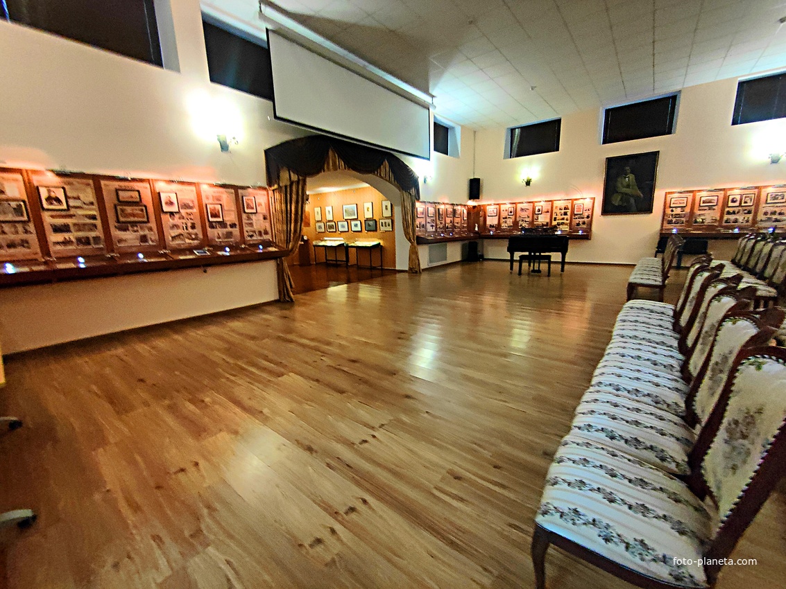 Дом-музей Антона Павловича Чехова «Белая дача». Зал литературной экспозиции.