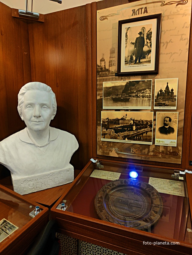 Дом-музей Антона Павловича Чехова «Белая дача». Постоянная экспозиция «Жизнь и творчество А.П. Чехова». Бюст М.П. Чеховой.