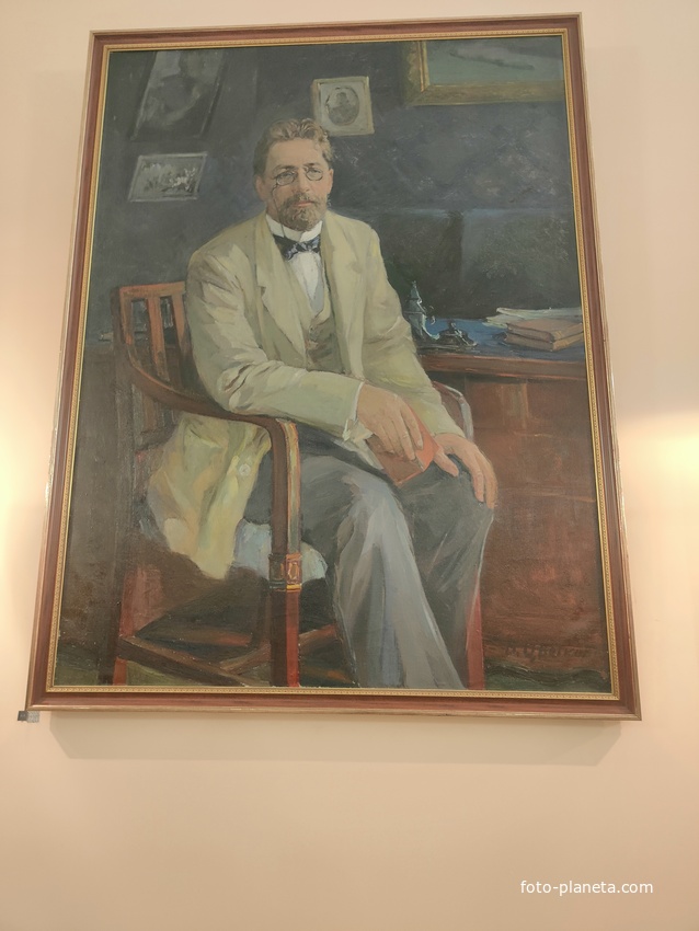 Дом-музей Антона Павловича Чехова «Белая дача». Постоянная экспозиция «Жизнь и творчество А.П. Чехова». Копия портрета А.П. Чехова кисти Осипа Браза.