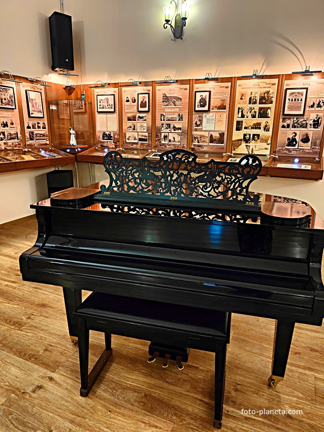 Дом-музей Антона Павловича Чехова «Белая дача». Зал литературной экспозиции с советским пианино марки «Чайка». Это не тот инструмент, на котором играли Чехов или его гости.