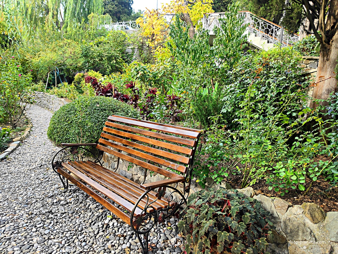 Сад Чехова возле «Белой дачи» - такая же достопримечательность, как и сам дом-музей. Создавался руками писателя, планировавшего его и проектировавшего по своему вкусу и концепции «вечной весны», чтобы почти круглогодично что-то цвело в саду.