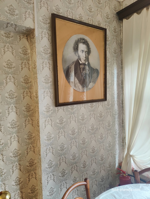 Дом-музей Антона Павловича Чехова «Белая дача». Столовая. Портрет Пушкина. Это репродукция гравюры А. Метцгера, которую Чехов привёз с собой из Мелихово.
