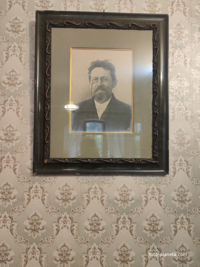 Дом-музей Антона Павловича Чехова «Белая дача». Портрет Чехова в Прихожей.