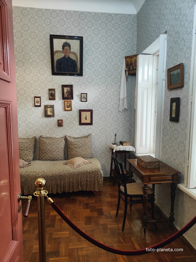 Дом-музей Антона Павловича Чехова «Белая дача». Комната матери Чехова. Её портрет на стене написан сестрой Чехова.