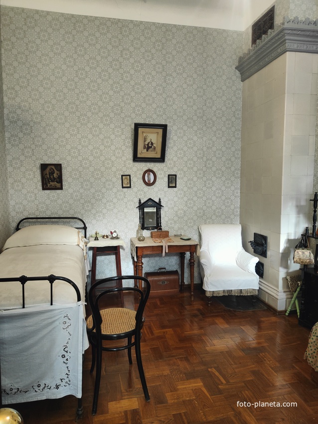 Дом-музей Антона Павловича Чехова «Белая дача». Комната матери Чехова. Её портрет на стене написан сестрой Чехова.