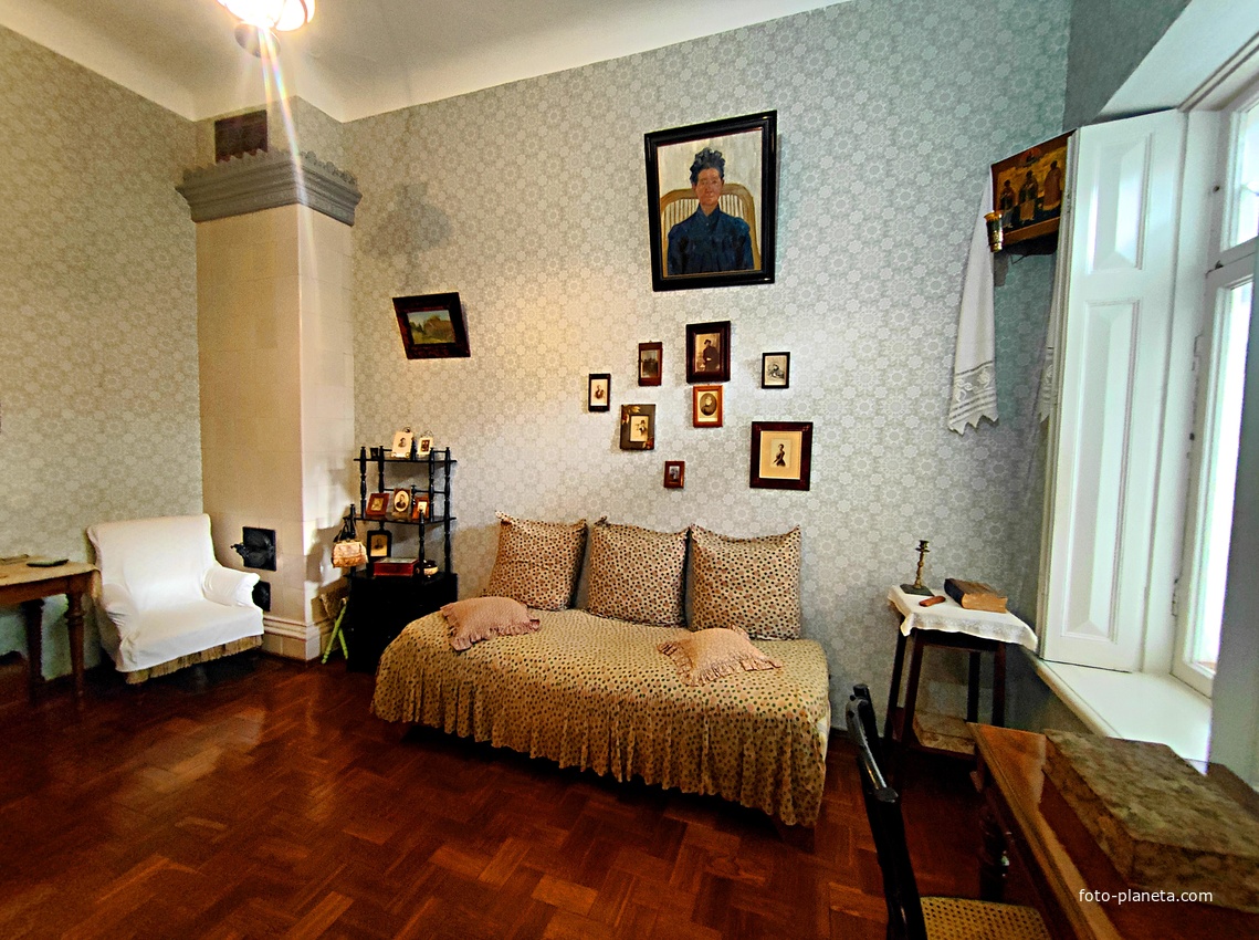 Дом-музей Антона Павловича Чехова «Белая дача». Комната матери Чехова. Её портрет на стене написан сестрой Чехова.