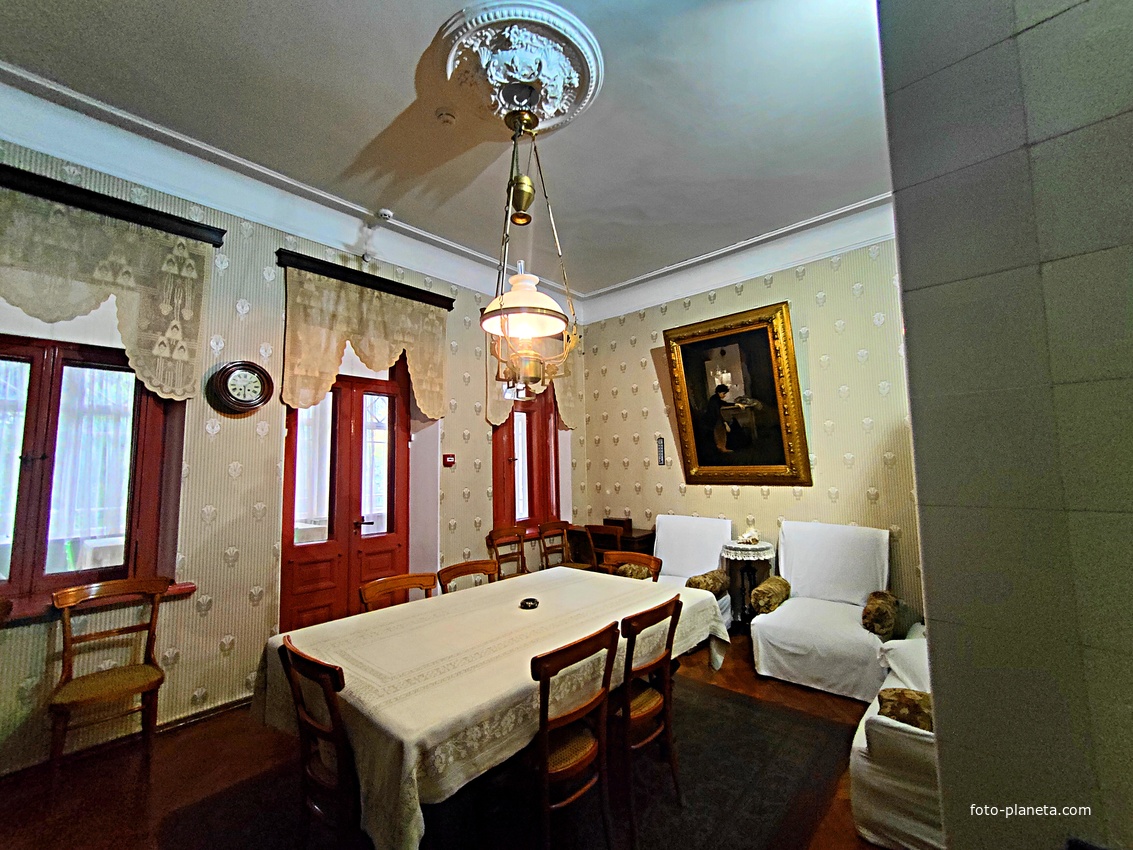 Дом-музей Антона Павловича Чехова «Белая дача». Гостиная второго этажа, которая часто превращалась в столовую, когда приезжало много гостей.